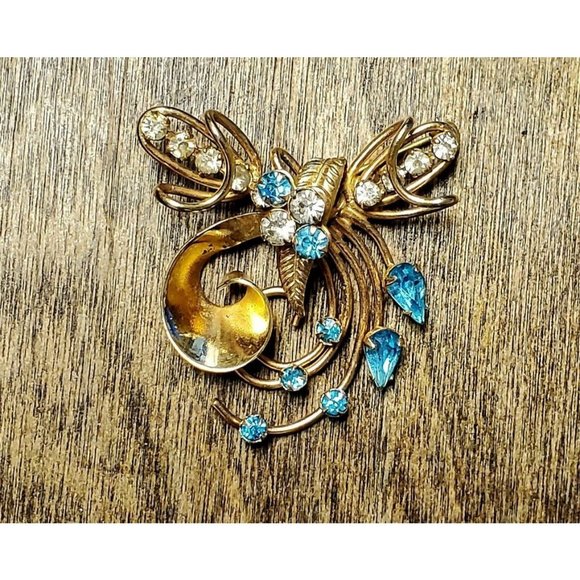 Jewelry - Beautiful Vintage Blue Butterfly Pin Ornate Gold Tone Brooch